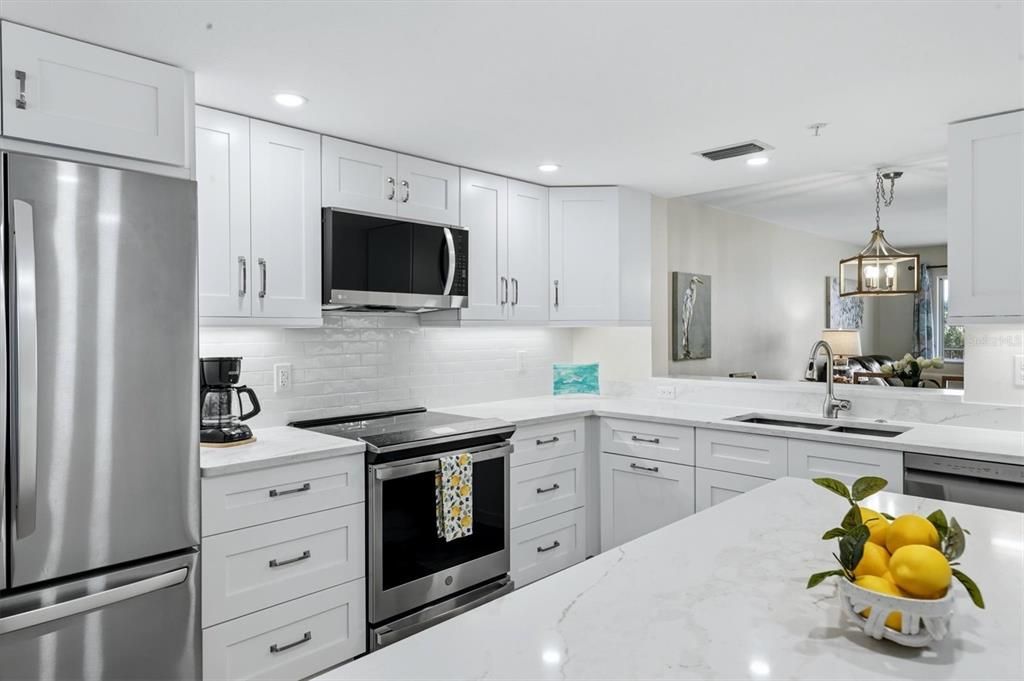 For Sale: $329,000 (2 beds, 2 baths, 1106 Square Feet)