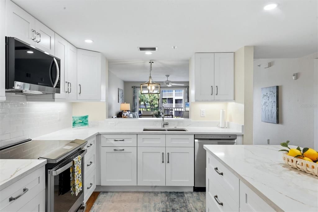 For Sale: $329,000 (2 beds, 2 baths, 1106 Square Feet)