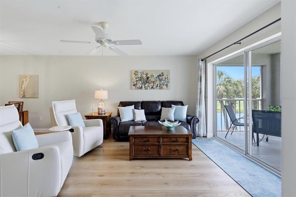 For Sale: $329,000 (2 beds, 2 baths, 1106 Square Feet)