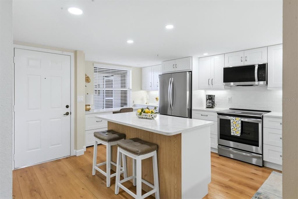 For Sale: $329,000 (2 beds, 2 baths, 1106 Square Feet)