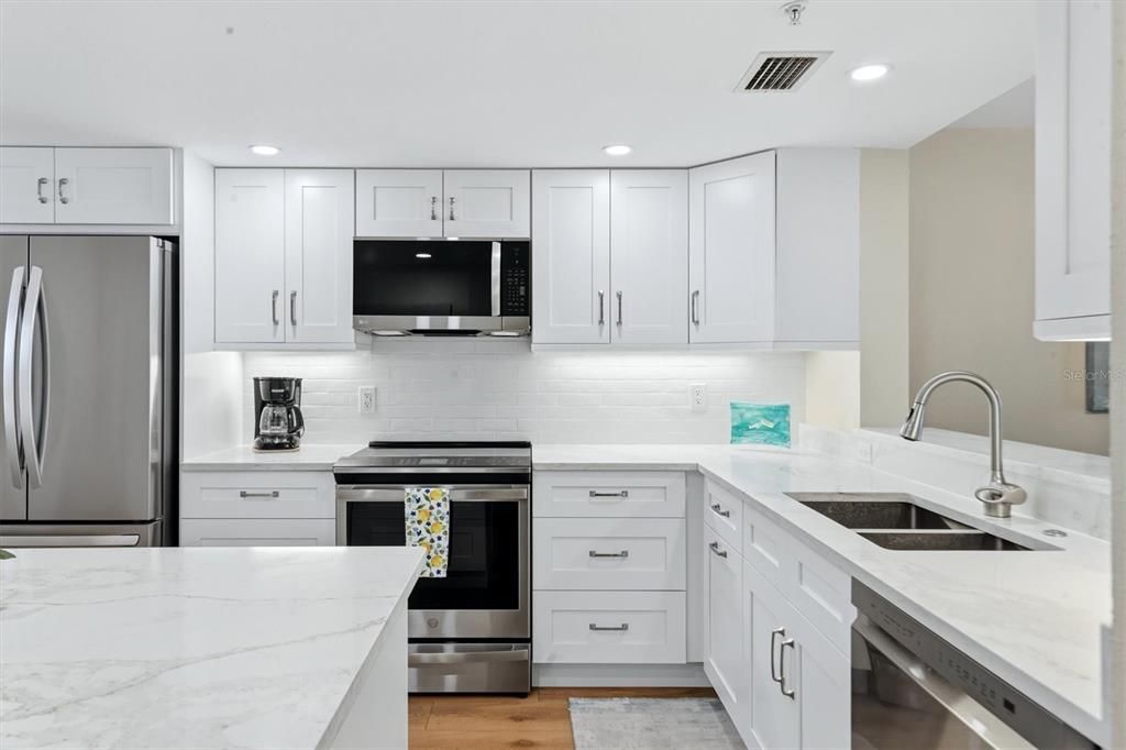 For Sale: $329,000 (2 beds, 2 baths, 1106 Square Feet)