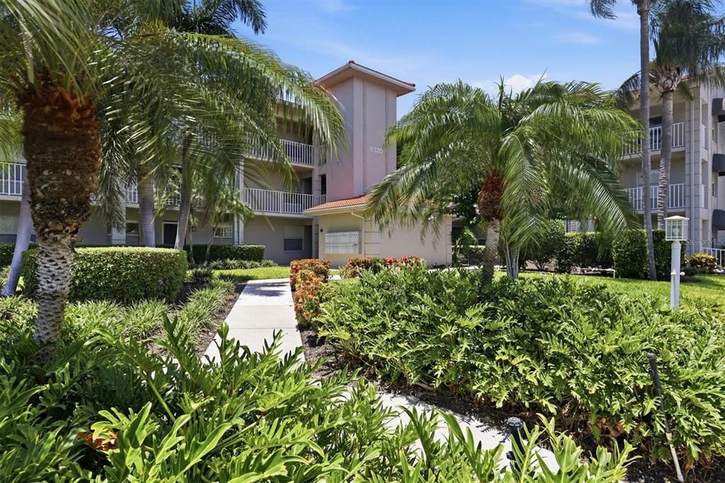 For Sale: $329,000 (2 beds, 2 baths, 1106 Square Feet)