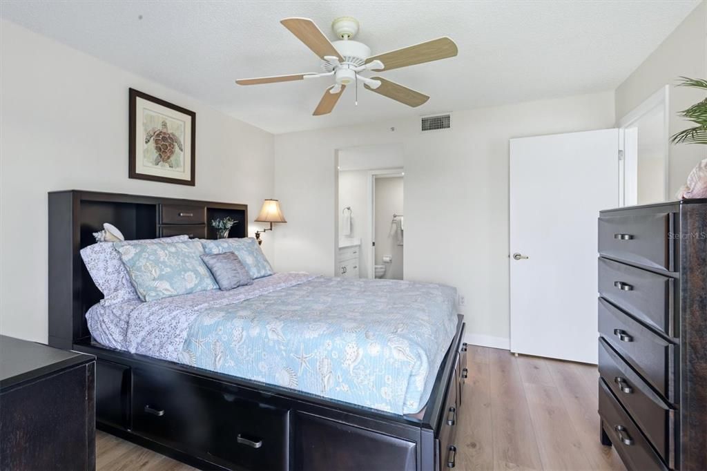 For Sale: $329,000 (2 beds, 2 baths, 1106 Square Feet)