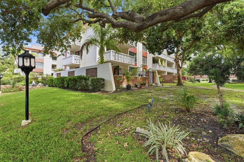 For Rent: $1,900 (2 beds, 2 baths, 1200 Square Feet)