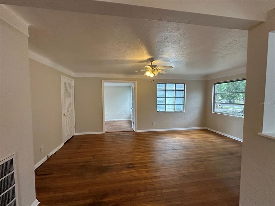 В аренду: $1,950 (2 спален, 1 ванн, 888 Квадратных фут)