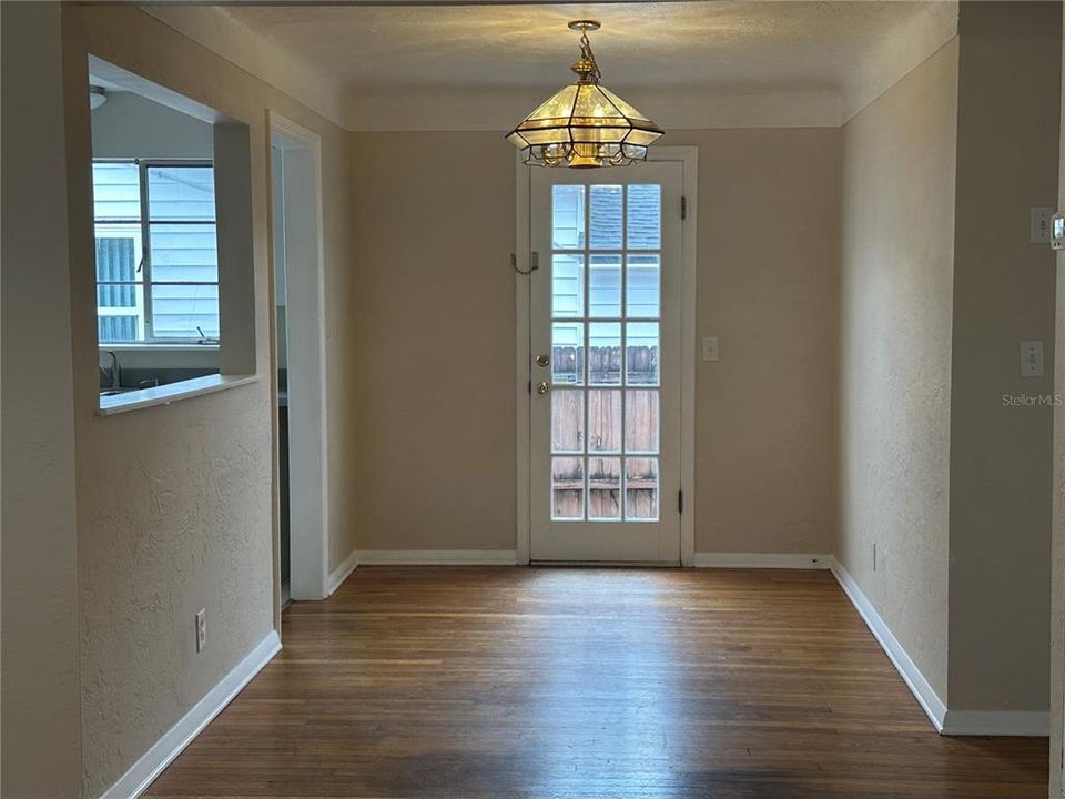 В аренду: $1,950 (2 спален, 1 ванн, 888 Квадратных фут)