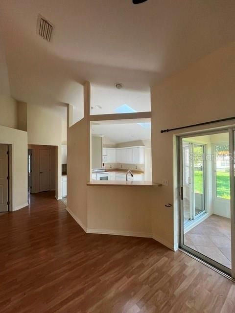 For Rent: $1,900 (3 beds, 2 baths, 1552 Square Feet)
