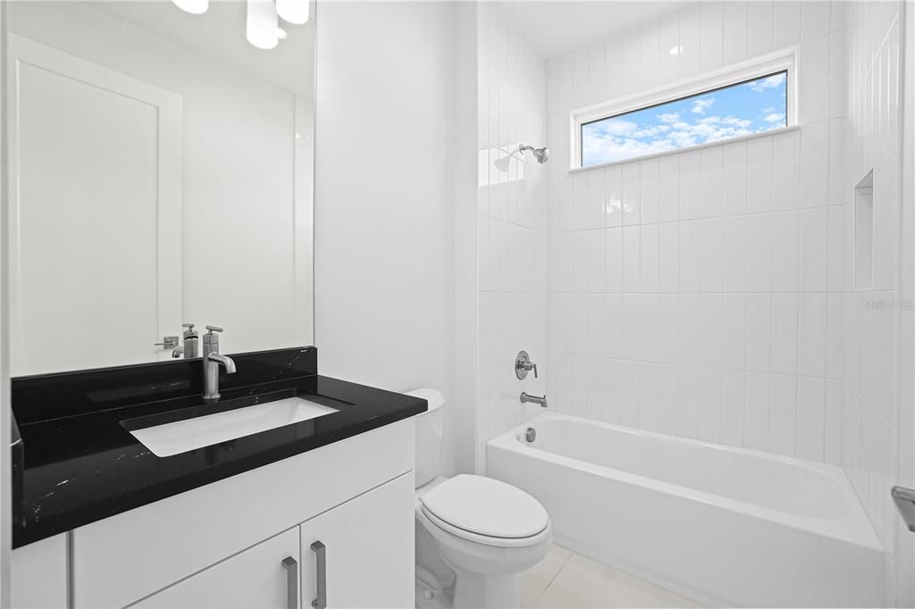 En Venta: $699,990 (3 camas, 3 baños, 2554 Pies cuadrados)