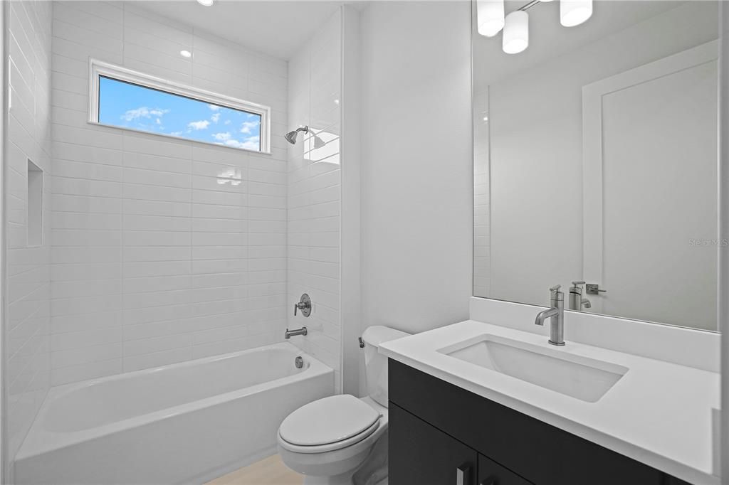 En Venta: $699,990 (3 camas, 3 baños, 2554 Pies cuadrados)