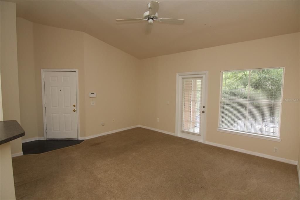 For Rent: $1,250 (1 beds, 1 baths, 713 Square Feet)