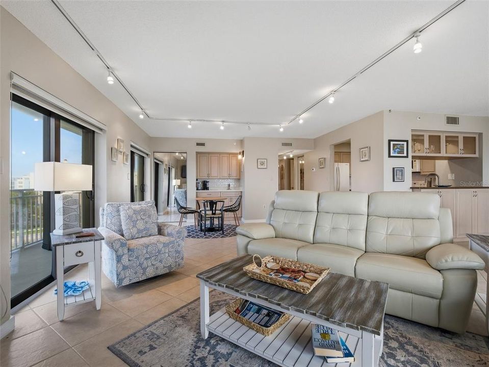 На продажу: $645,000 (2 спален, 2 ванн, 1347 Квадратных фут)