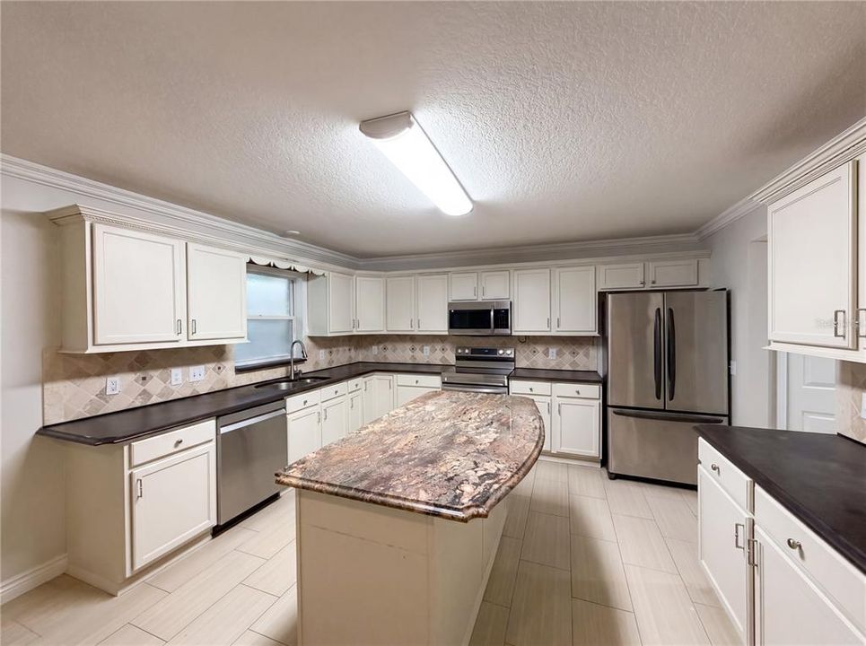 For Sale: $515,000 (6 beds, 4 baths, 3952 Square Feet)
