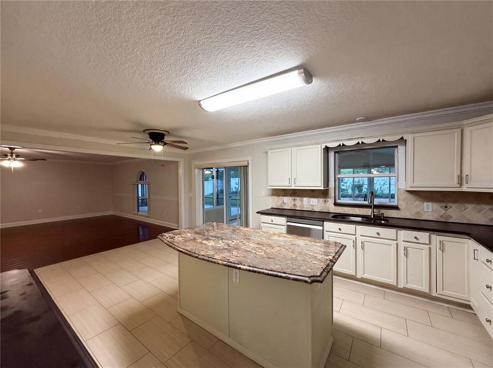 For Sale: $515,000 (6 beds, 4 baths, 3952 Square Feet)