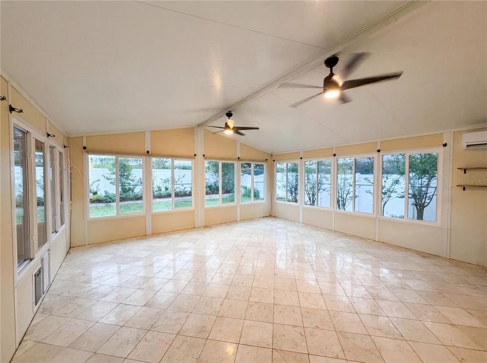 For Sale: $515,000 (6 beds, 4 baths, 3952 Square Feet)