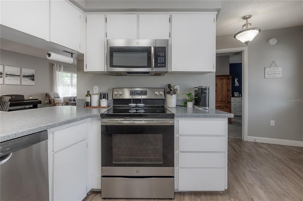 For Sale: $285,000 (3 beds, 2 baths, 1442 Square Feet)