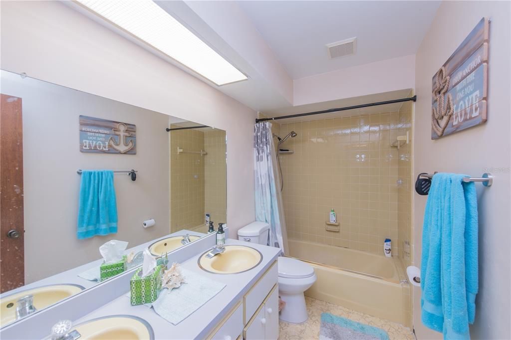En Venta: $449,000 (3 camas, 3 baños, 2012 Pies cuadrados)