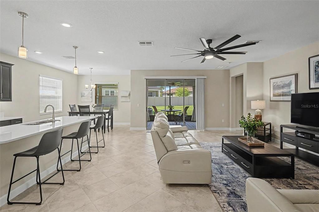 待售: $385,000 (2 贝兹, 2 浴室, 1968 平方英尺)
