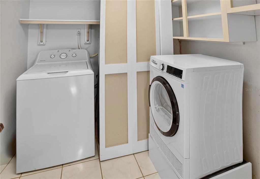 For Sale: $245,000 (1 beds, 1 baths, 865 Square Feet)
