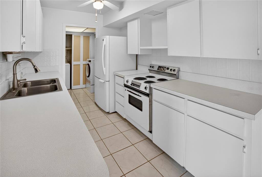 For Sale: $245,000 (1 beds, 1 baths, 865 Square Feet)