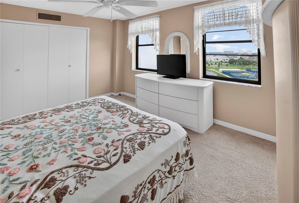 For Sale: $245,000 (1 beds, 1 baths, 865 Square Feet)