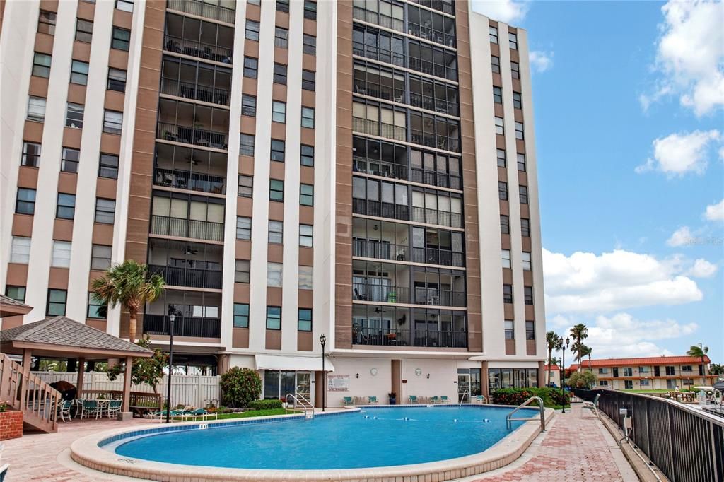 For Sale: $245,000 (1 beds, 1 baths, 865 Square Feet)
