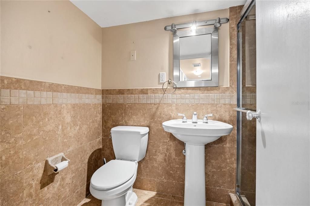 For Sale: $245,000 (1 beds, 1 baths, 865 Square Feet)