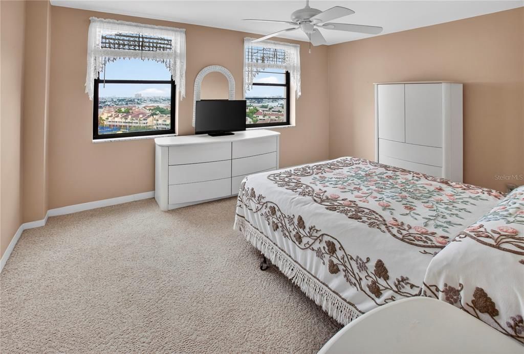 For Sale: $245,000 (1 beds, 1 baths, 865 Square Feet)