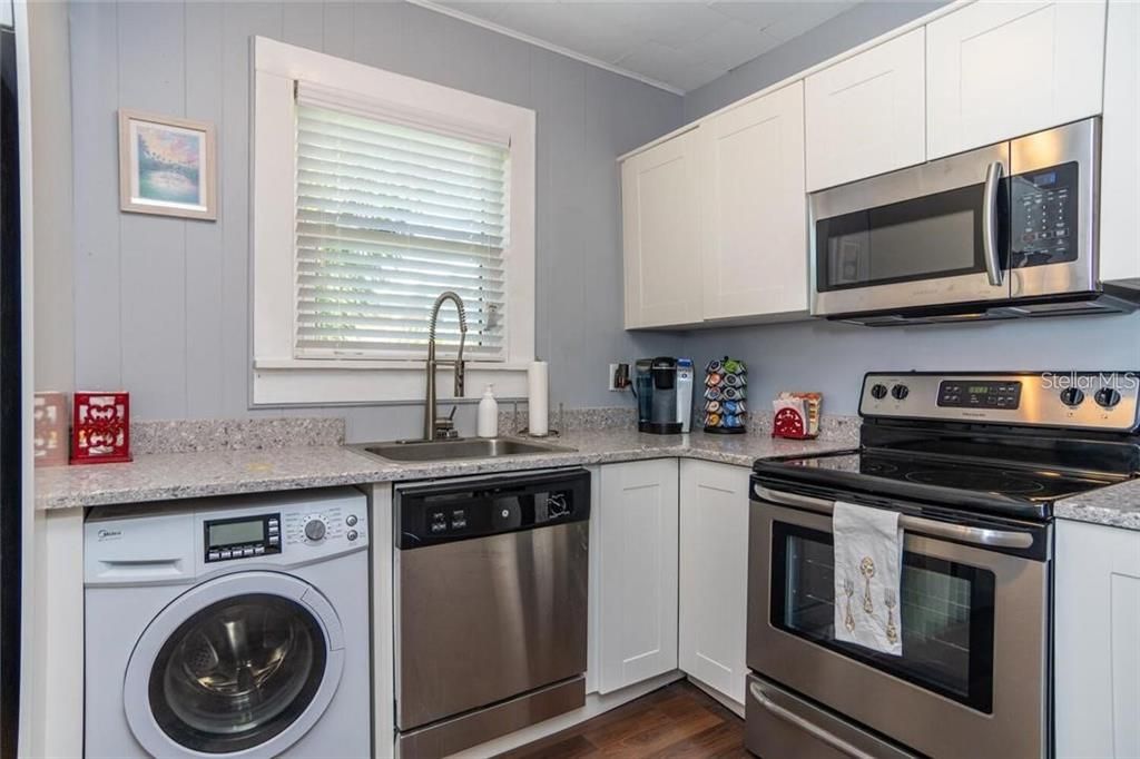 For Rent: $1,800 (1 beds, 1 baths, 690 Square Feet)