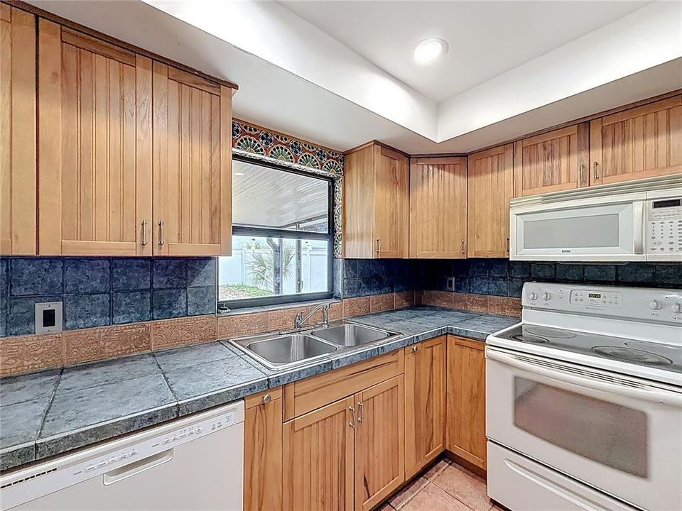 For Sale: $405,000 (3 beds, 2 baths, 1366 Square Feet)