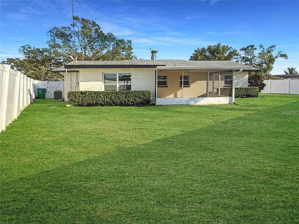 For Rent: $2,400 (2 beds, 1 baths, 1072 Square Feet)
