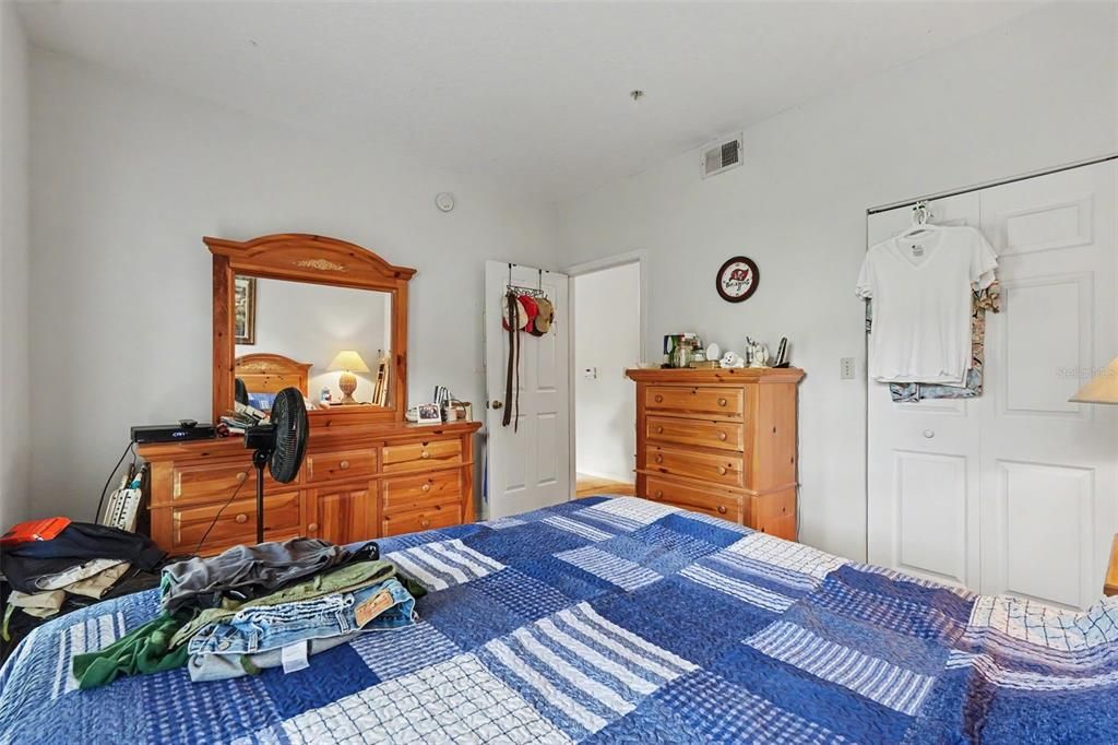 For Sale: $150,000 (1 beds, 1 baths, 734 Square Feet)