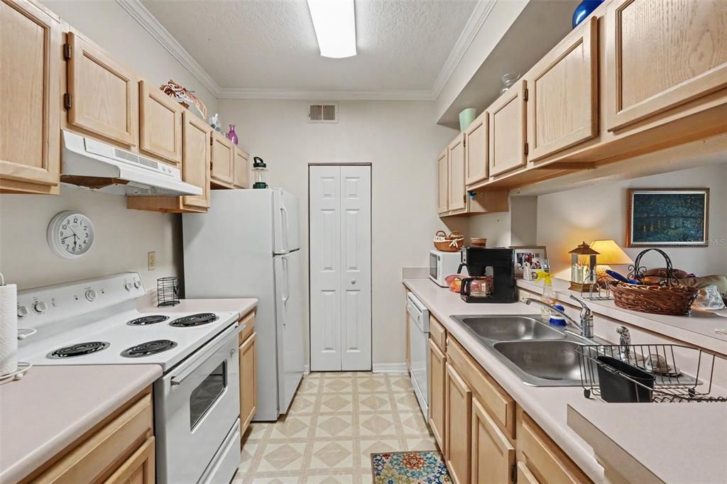 For Sale: $150,000 (1 beds, 1 baths, 734 Square Feet)
