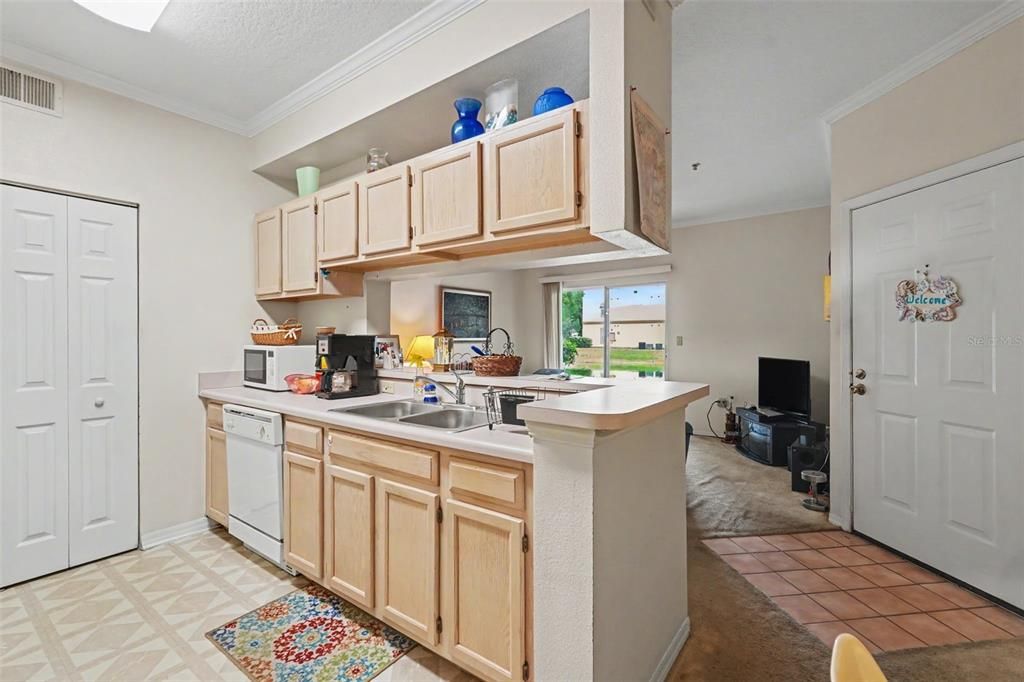 For Sale: $150,000 (1 beds, 1 baths, 734 Square Feet)