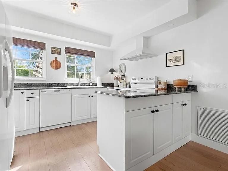 В аренду: $5,400 (4 спален, 2 ванн, 1440 Квадратных фут)