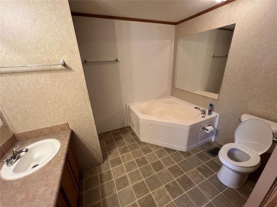 For Rent: $1,400 (3 beds, 2 baths, 1216 Square Feet)