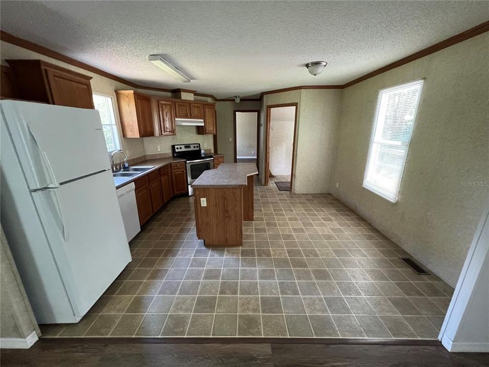 For Rent: $1,400 (3 beds, 2 baths, 1216 Square Feet)
