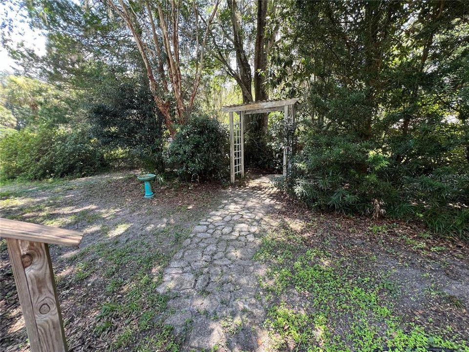 For Rent: $1,400 (3 beds, 2 baths, 1216 Square Feet)