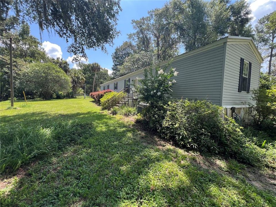 For Rent: $1,400 (3 beds, 2 baths, 1216 Square Feet)