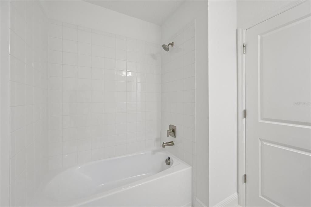 Под контрактом: $407,999 (3 спален, 2 ванн, 1694 Квадратных фут)