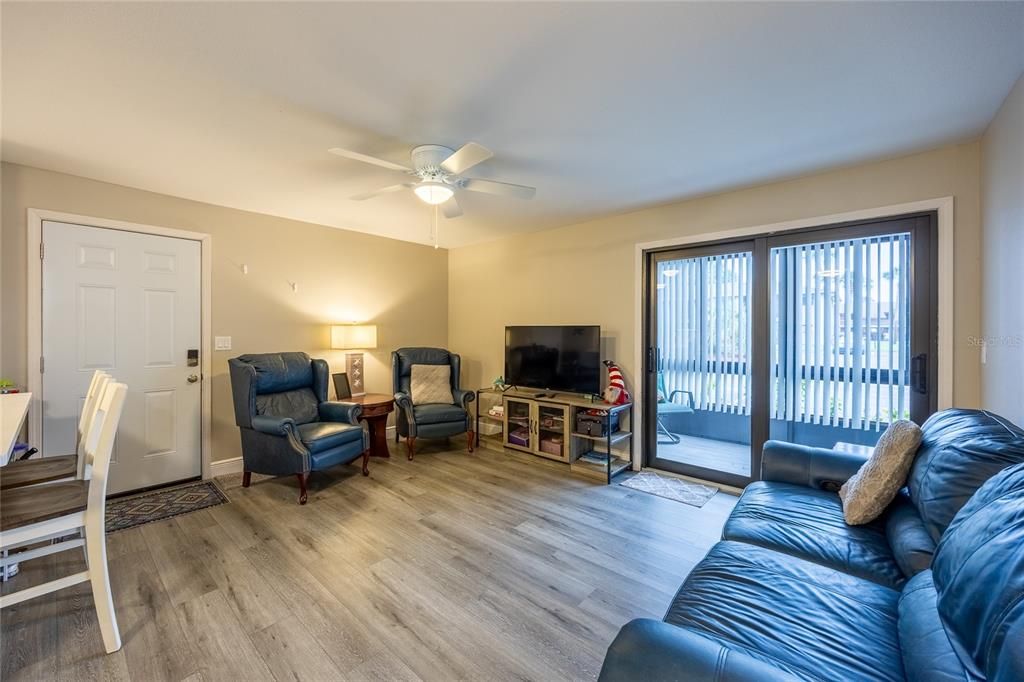 For Sale: $159,715 (3 beds, 2 baths, 1076 Square Feet)