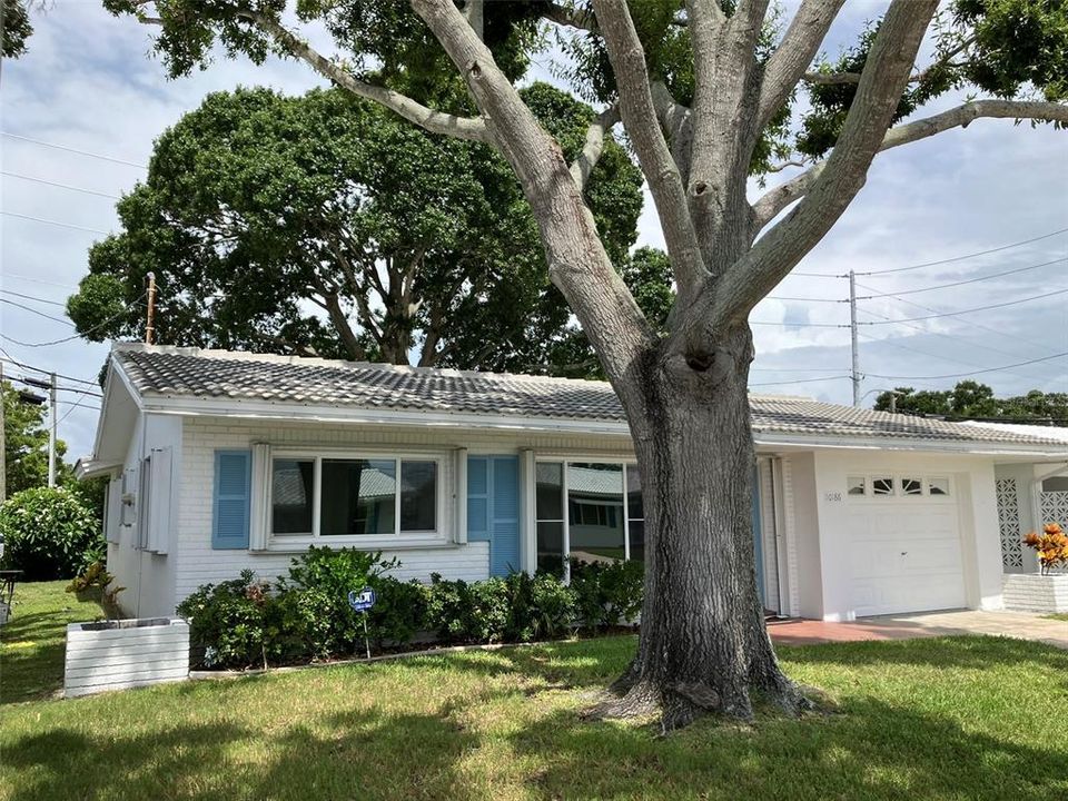 For Sale: $279,900 (2 beds, 2 baths, 1153 Square Feet)