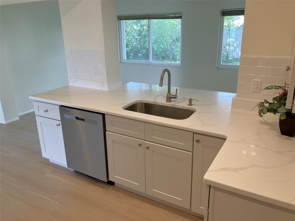 For Sale: $279,900 (2 beds, 2 baths, 1153 Square Feet)
