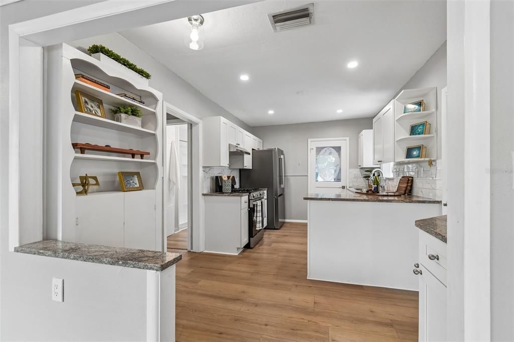 For Sale: $339,000 (2 beds, 1 baths, 1028 Square Feet)