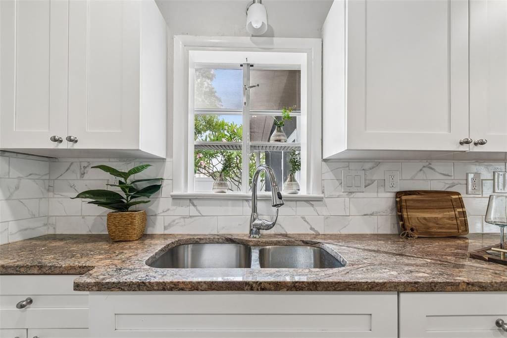 For Sale: $339,000 (2 beds, 1 baths, 1028 Square Feet)