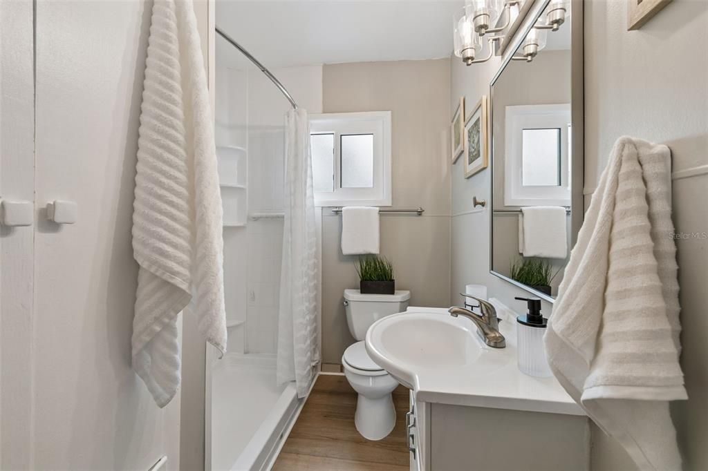 For Sale: $339,000 (2 beds, 1 baths, 1028 Square Feet)