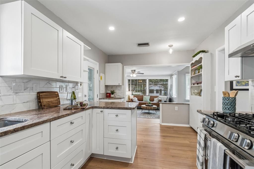 For Sale: $339,000 (2 beds, 1 baths, 1028 Square Feet)