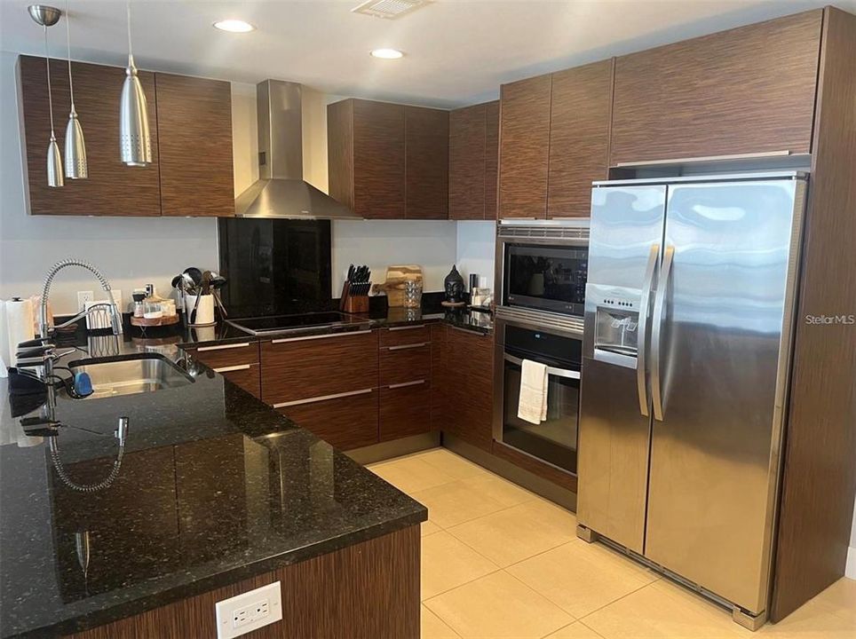 For Rent: $3,900 (1 beds, 1 baths, 915 Square Feet)