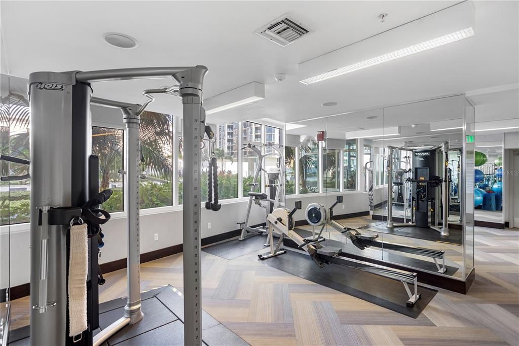 For Rent: $3,900 (1 beds, 1 baths, 915 Square Feet)