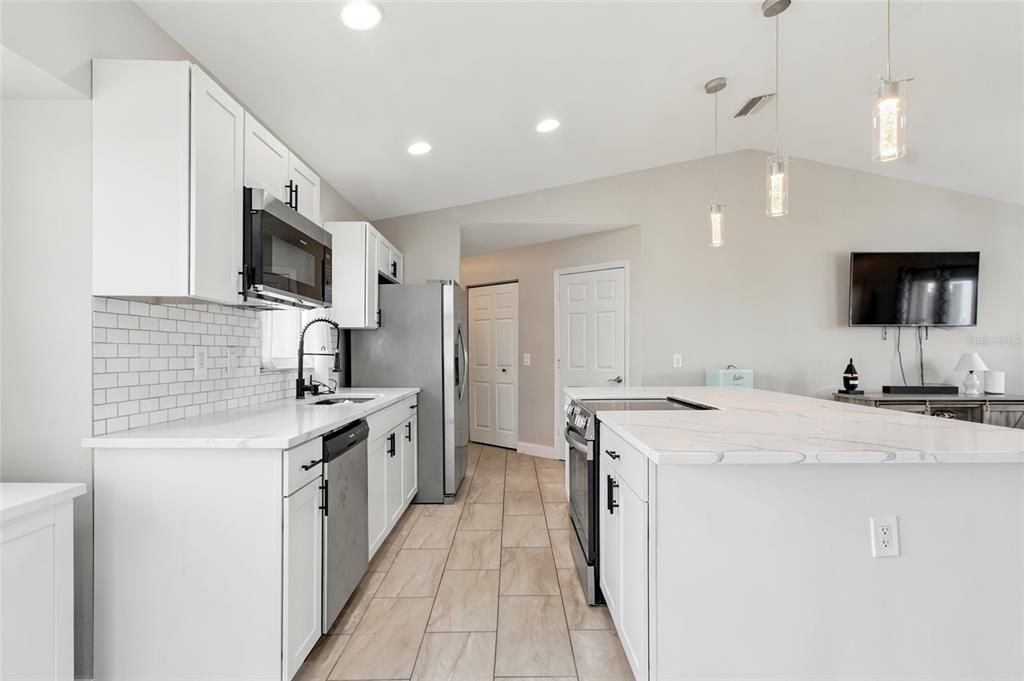 For Sale: $324,999 (3 beds, 2 baths, 1272 Square Feet)