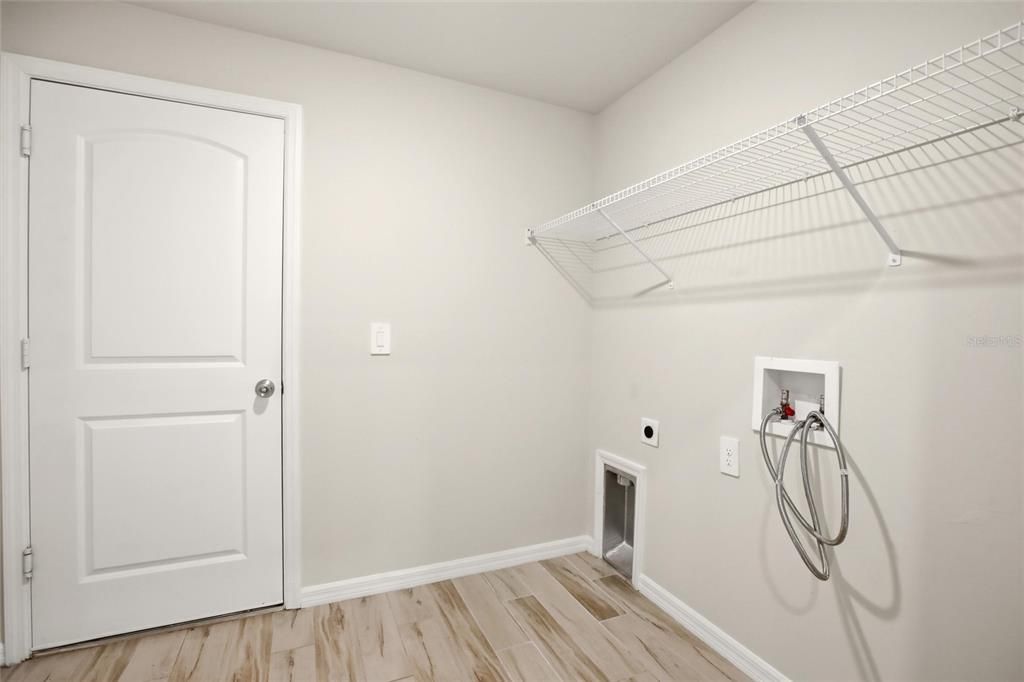 На продажу: $339,900 (4 спален, 2 ванн, 1719 Квадратных фут)